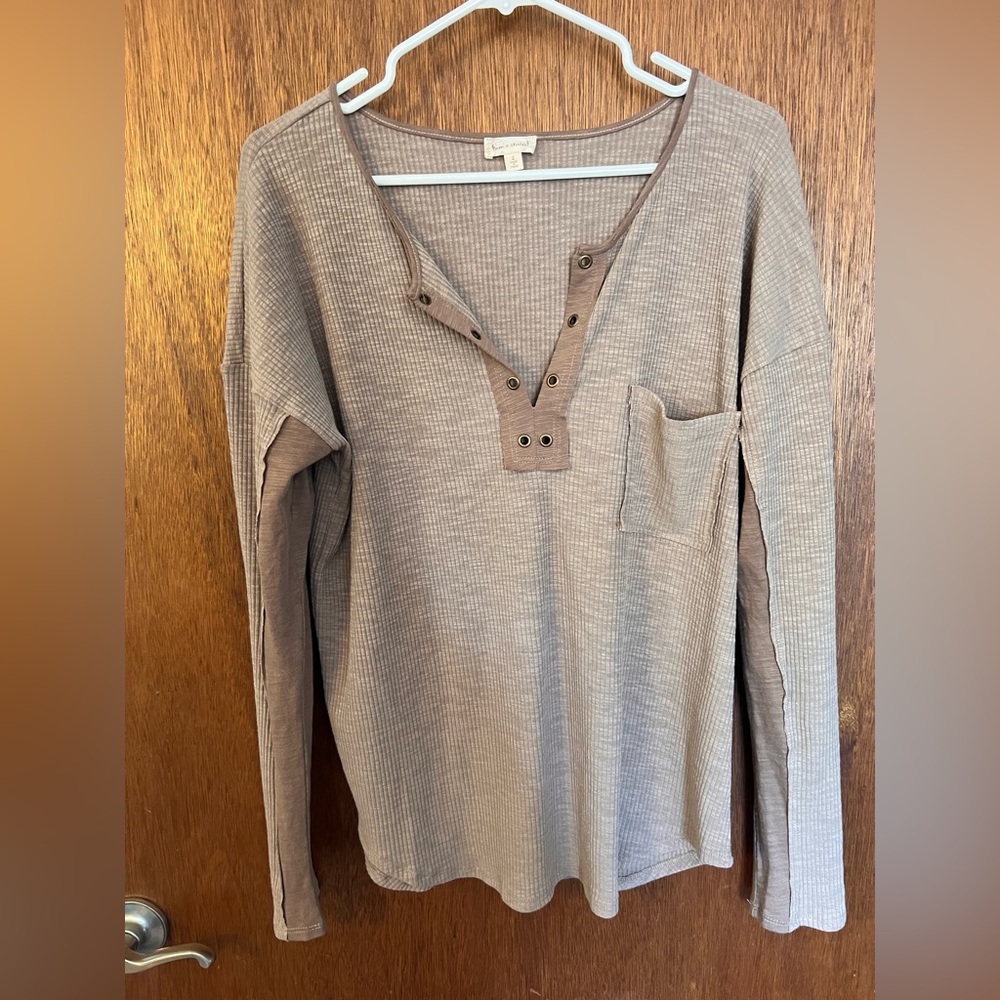 Cute long sleeve top with detail